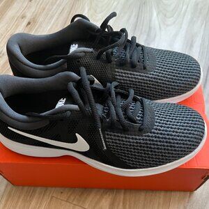 NEW Nike Women's Revolution 4 Running Shoes 7.5 Black and White. IN a BOX.